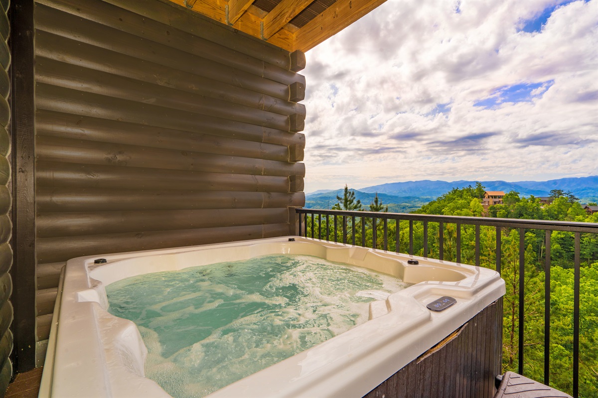 Enjoy the hot tub with panoramic mountain view!