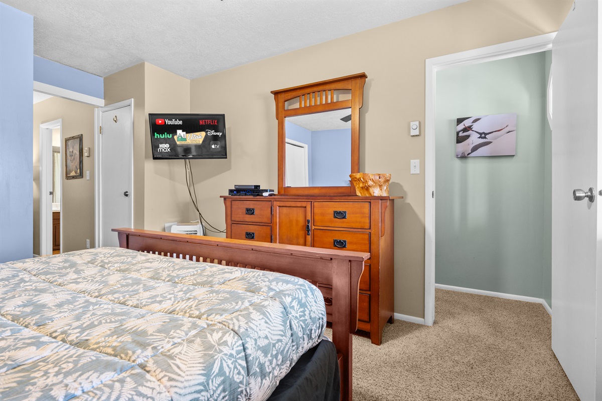 Bedroom with Smart TV and comfortable furnishings, perfect for unwinding after a day of adventure.