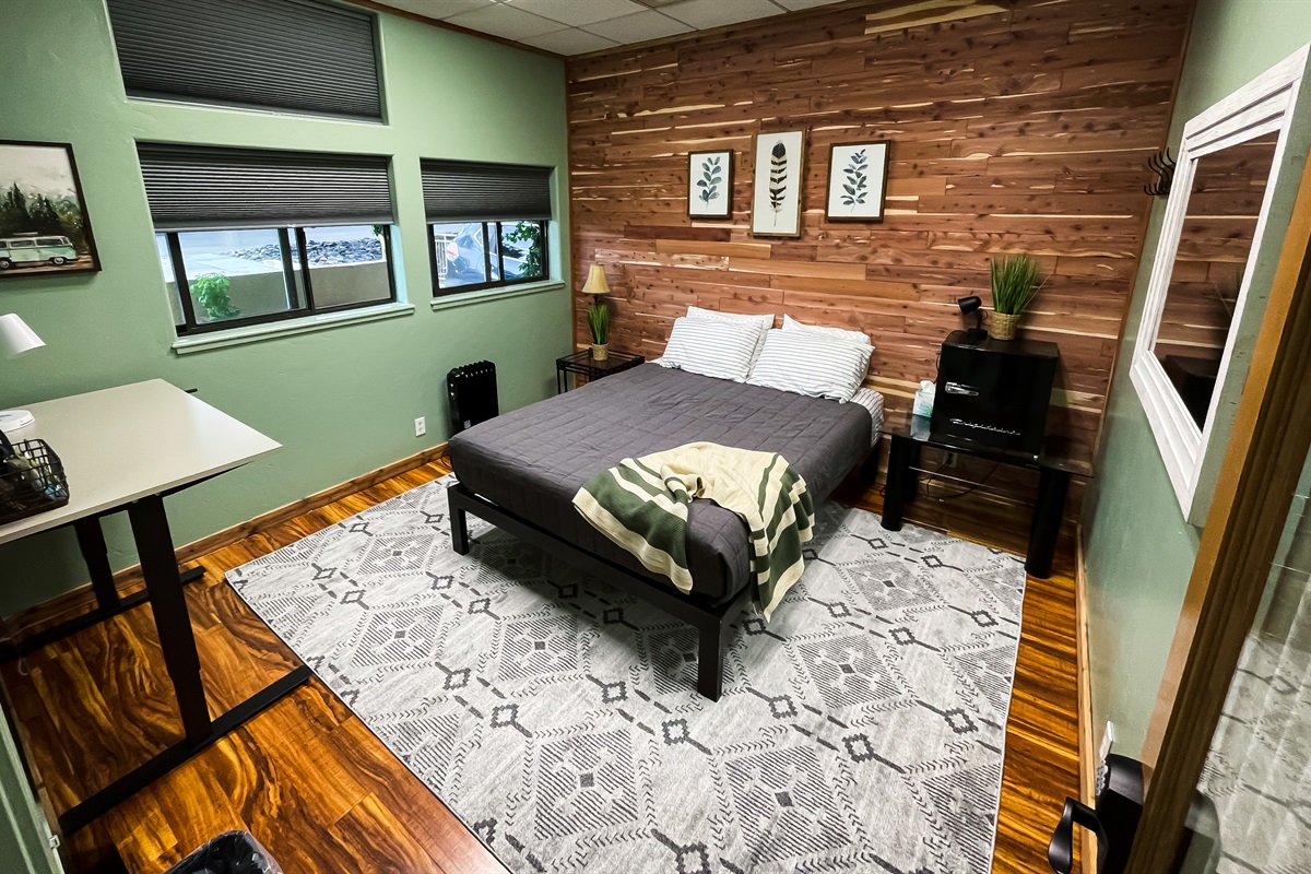 The Cedar Room, Queen Bed, Sit-Stand Desk