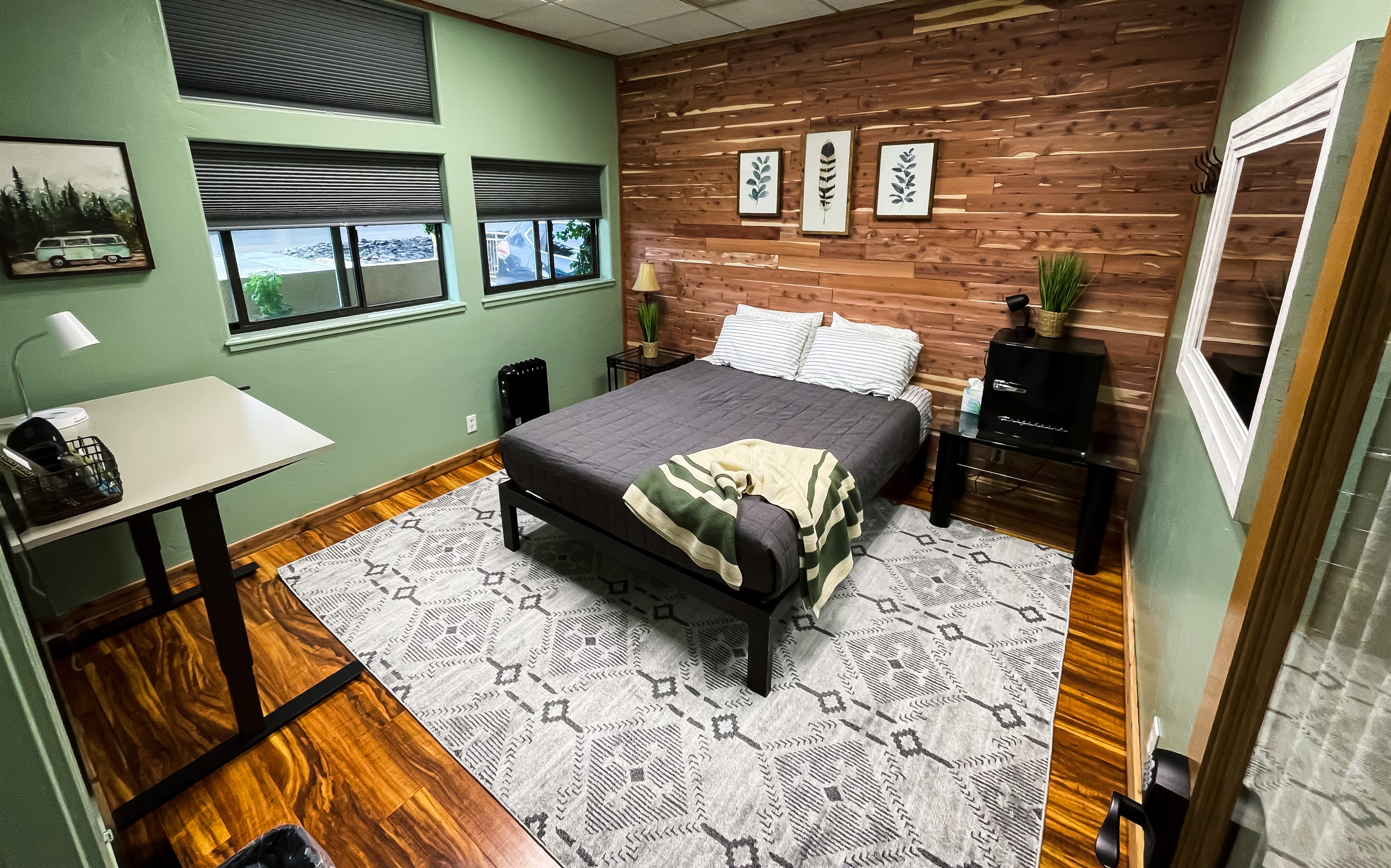 The Cedar Room, Queen Bed, Sit-Stand Desk