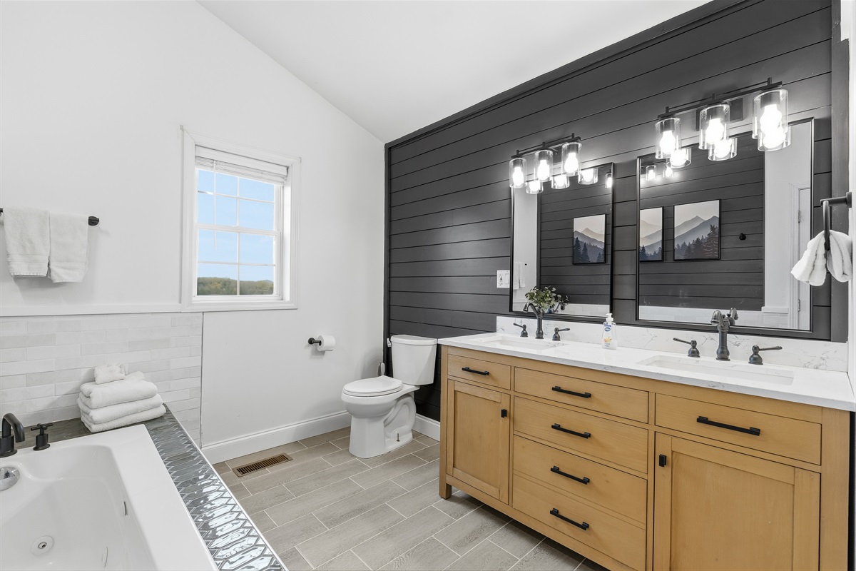 Main bathroom - Jetted tub, double vanity and walk in shower