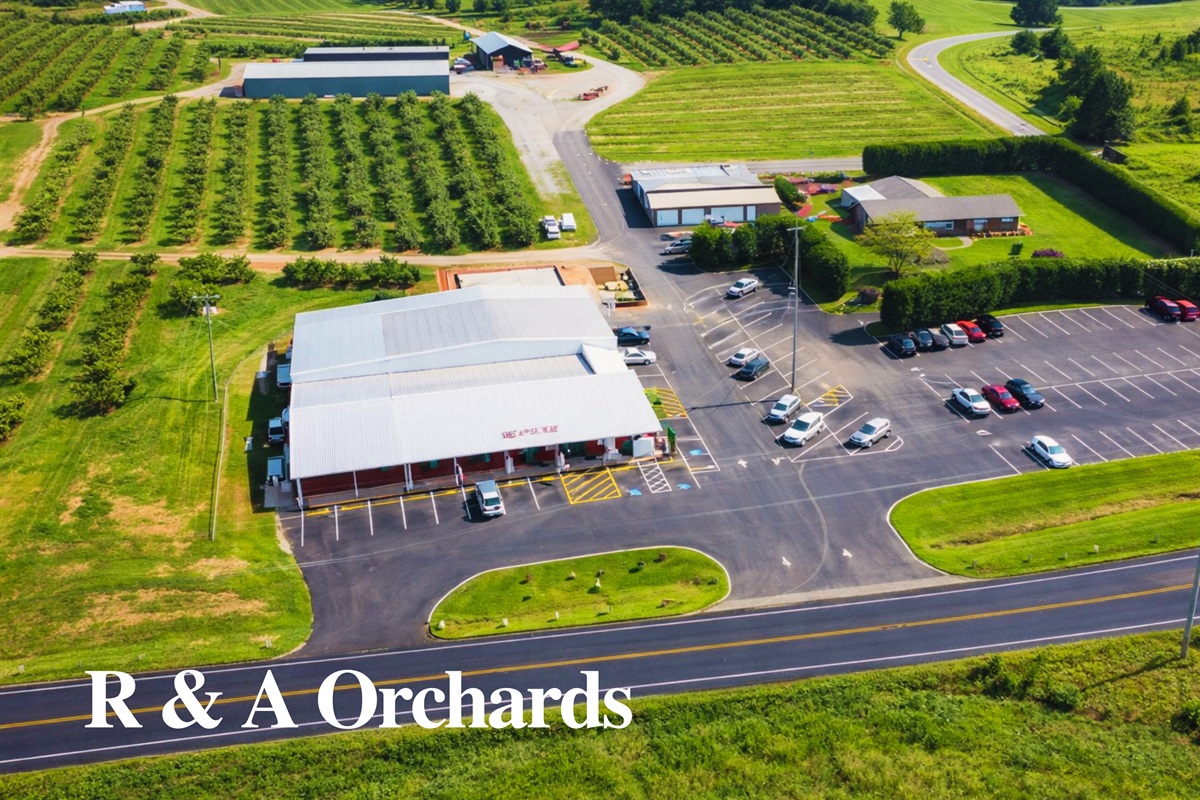 Visit R & A Orchards for a classic mountain experience, fresh apples, local flavors, and a warm, welcoming atmosphere.
