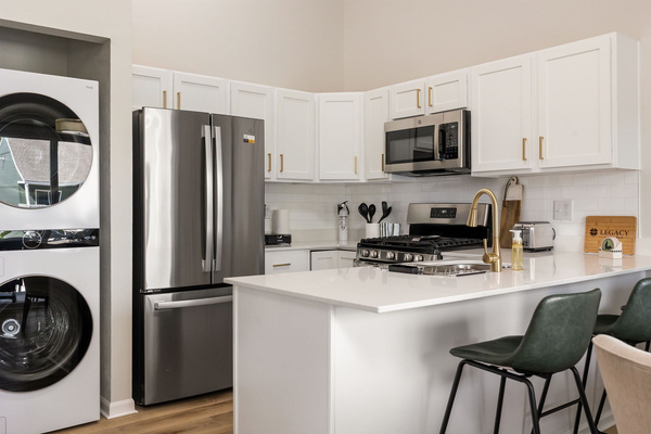 Modern Luxury Condo | Walk to Notre Dame | 2BR/2BA | Parking, photo 16