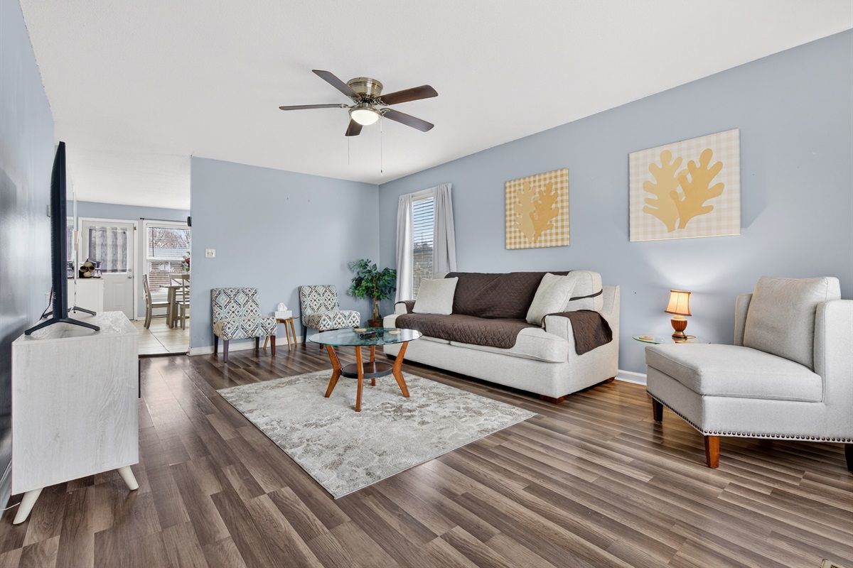 Cozy 3 bedroom 2 bath home offers plenty of room to sleep up to 7. High speed internet, washer and dryer, linens, and all kitchen amenities included. Located just across from Ft. Campbell Army