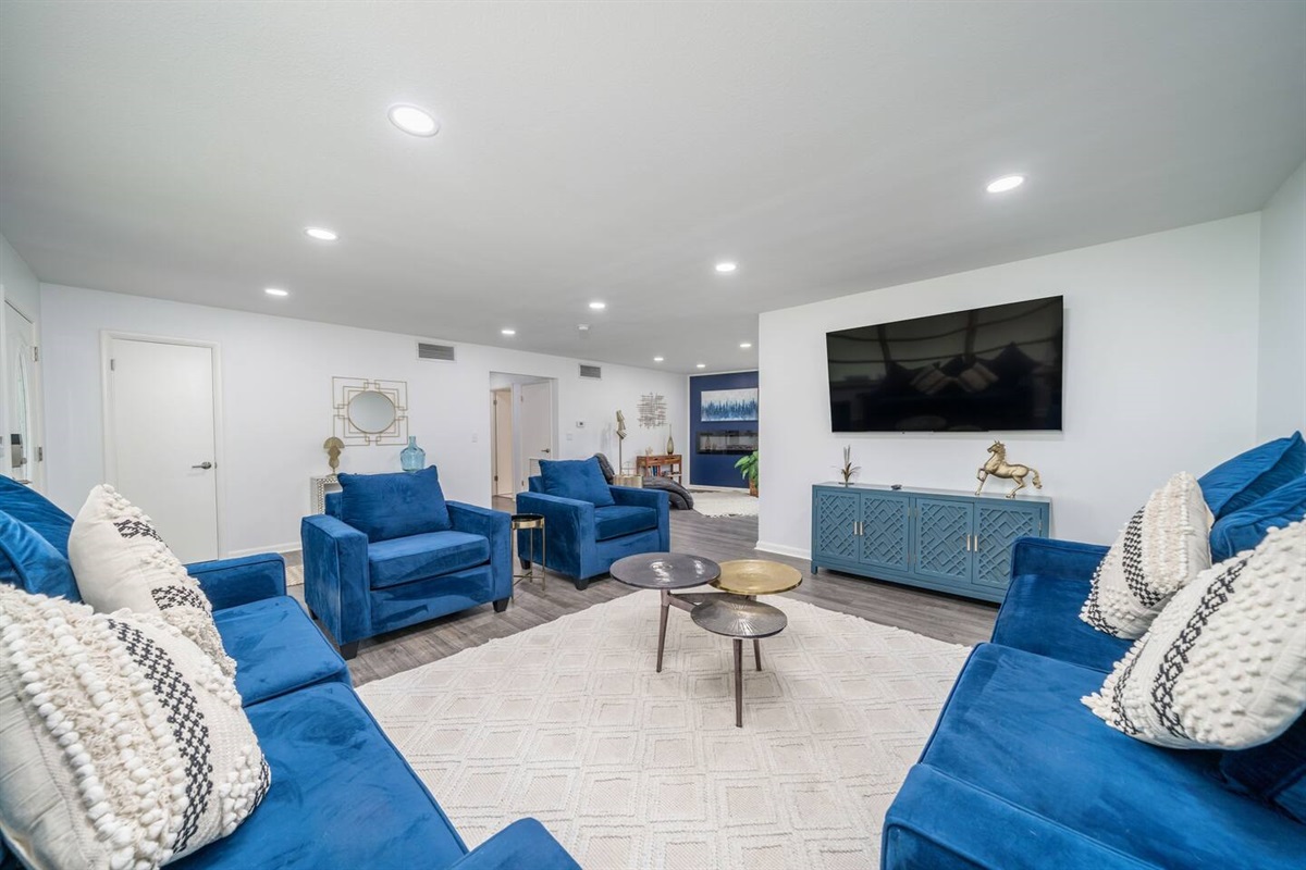 Living Room 2
63 inch Big Screen Streaming TV with high Speed Internet
Enough room to entertain all your friends and family