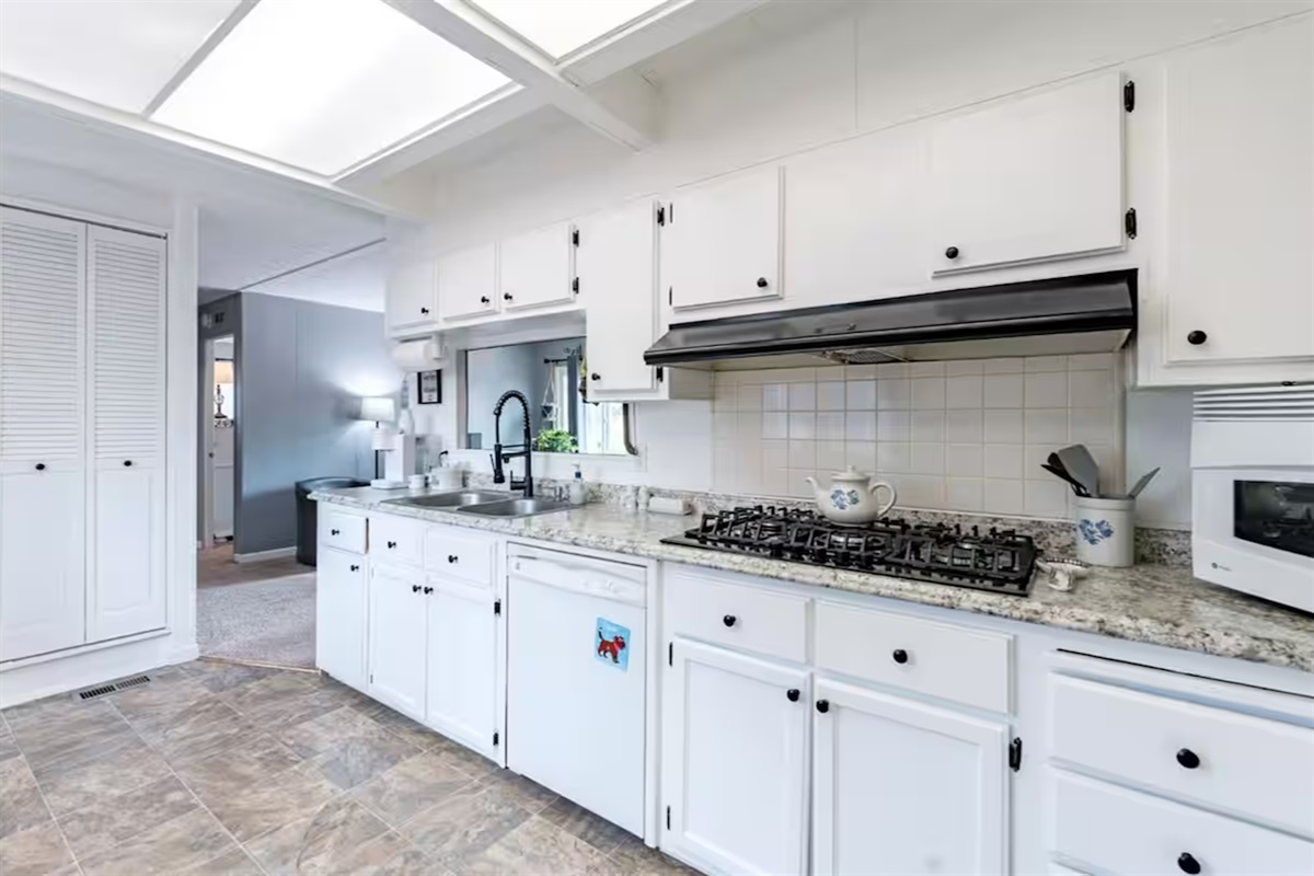 Keurig (1 cup) and traditional (12 cups) with reusable filter are available.