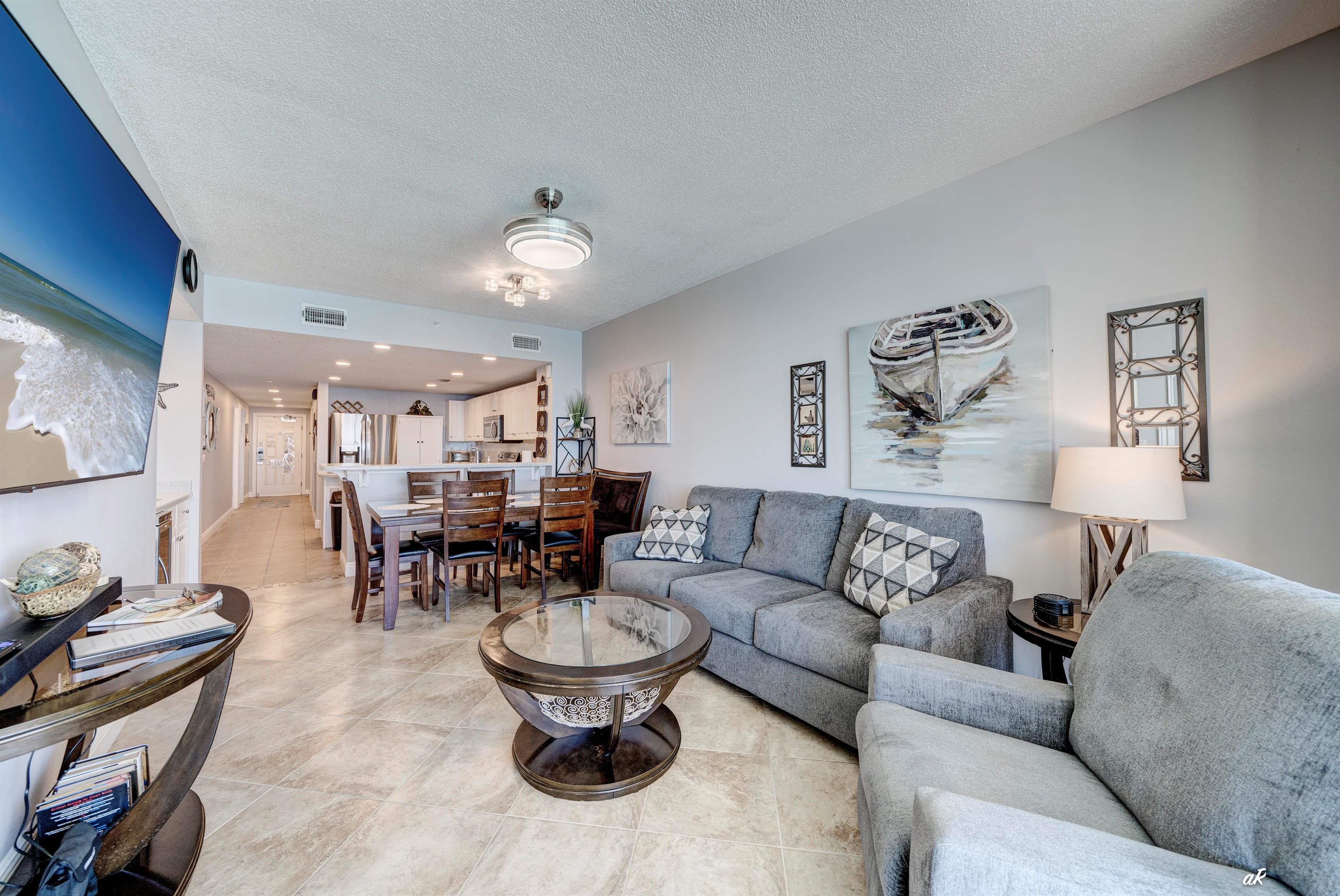 Living room w/queen sleeper sofa