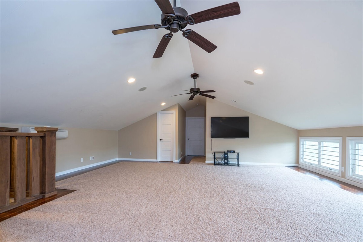 higher quality photo of upstairs loft area