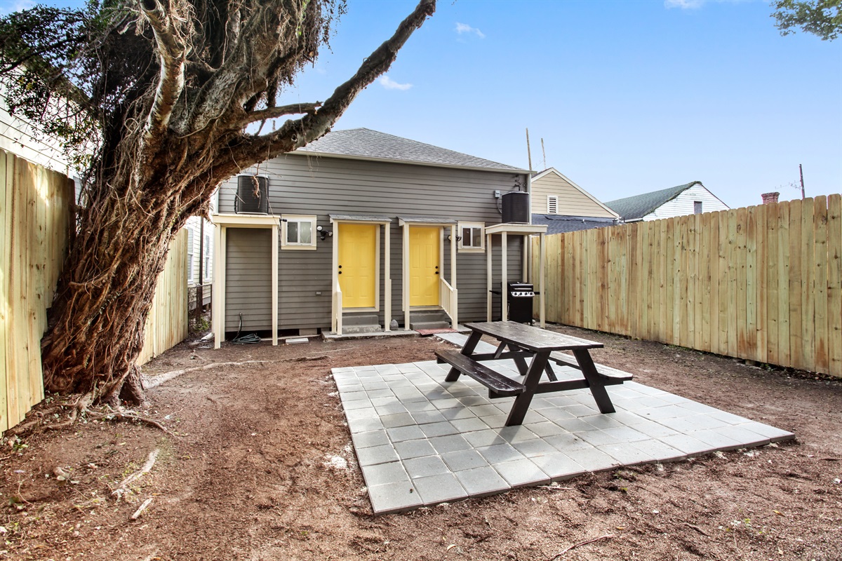 Tranquil, private backyard. Propane grill.