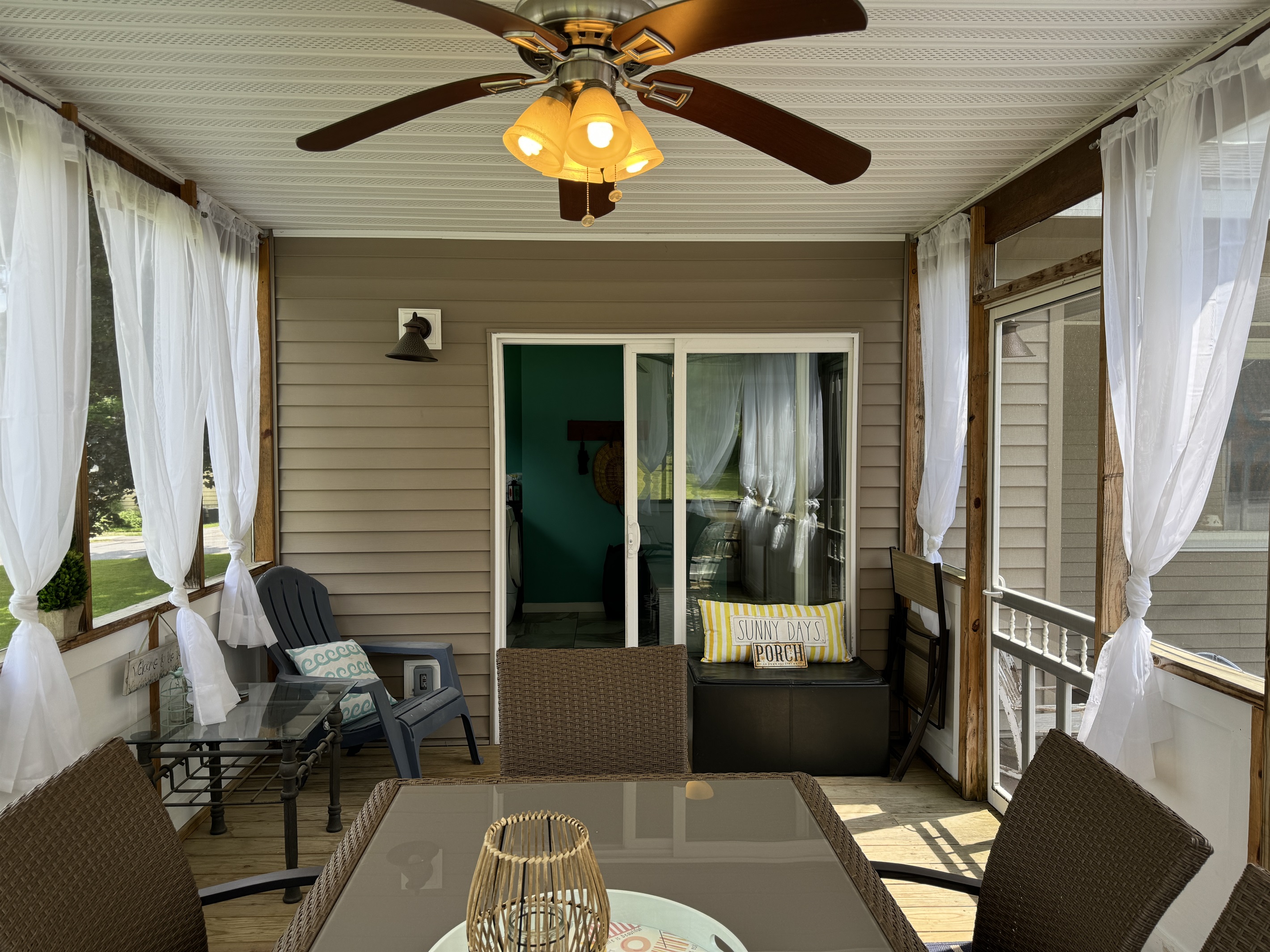 Sliding glass doors into the entry area.