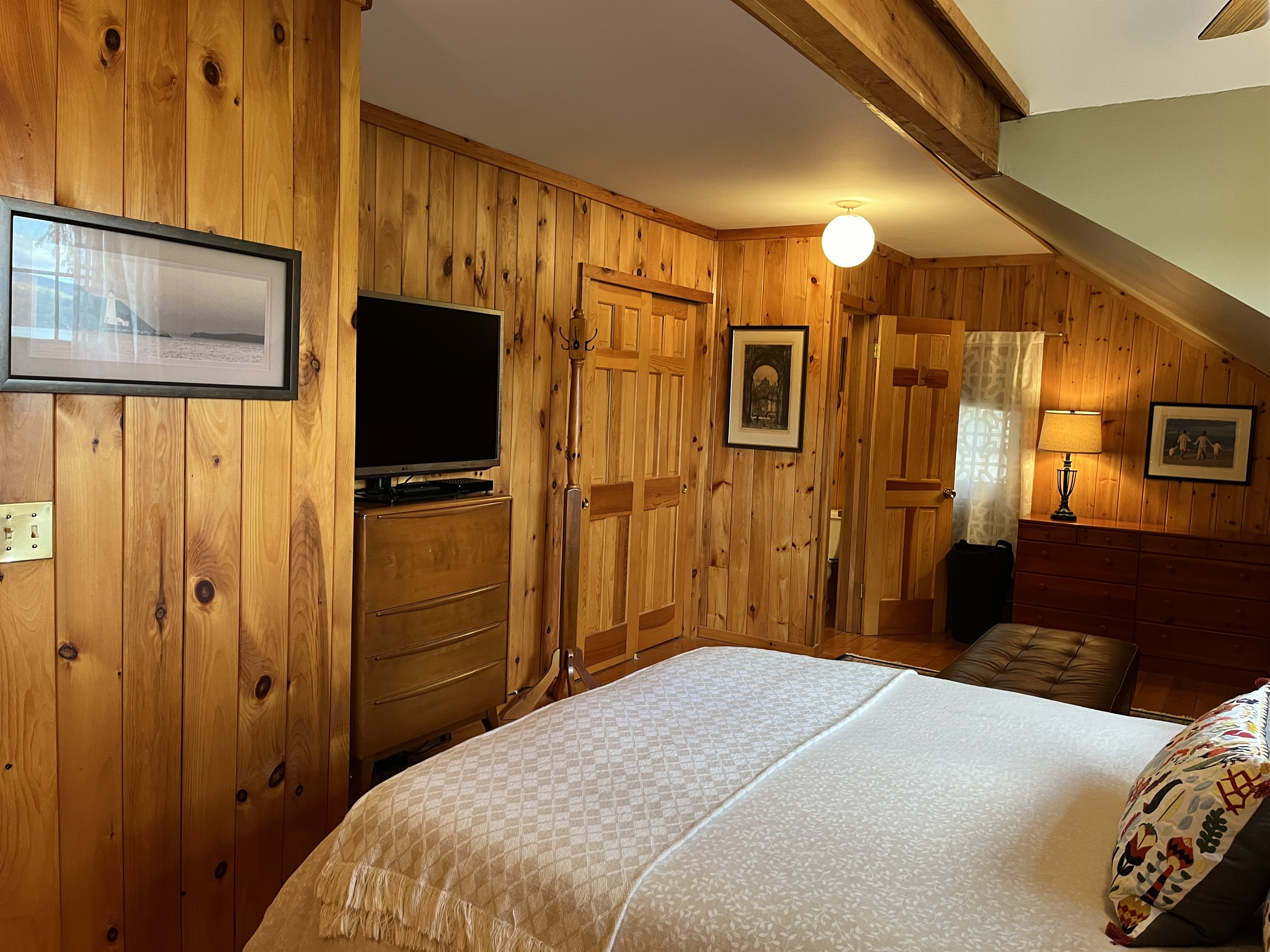 Lille Gossebo  2nd floor primary bedroom with smart TV and en-suite bathroom.