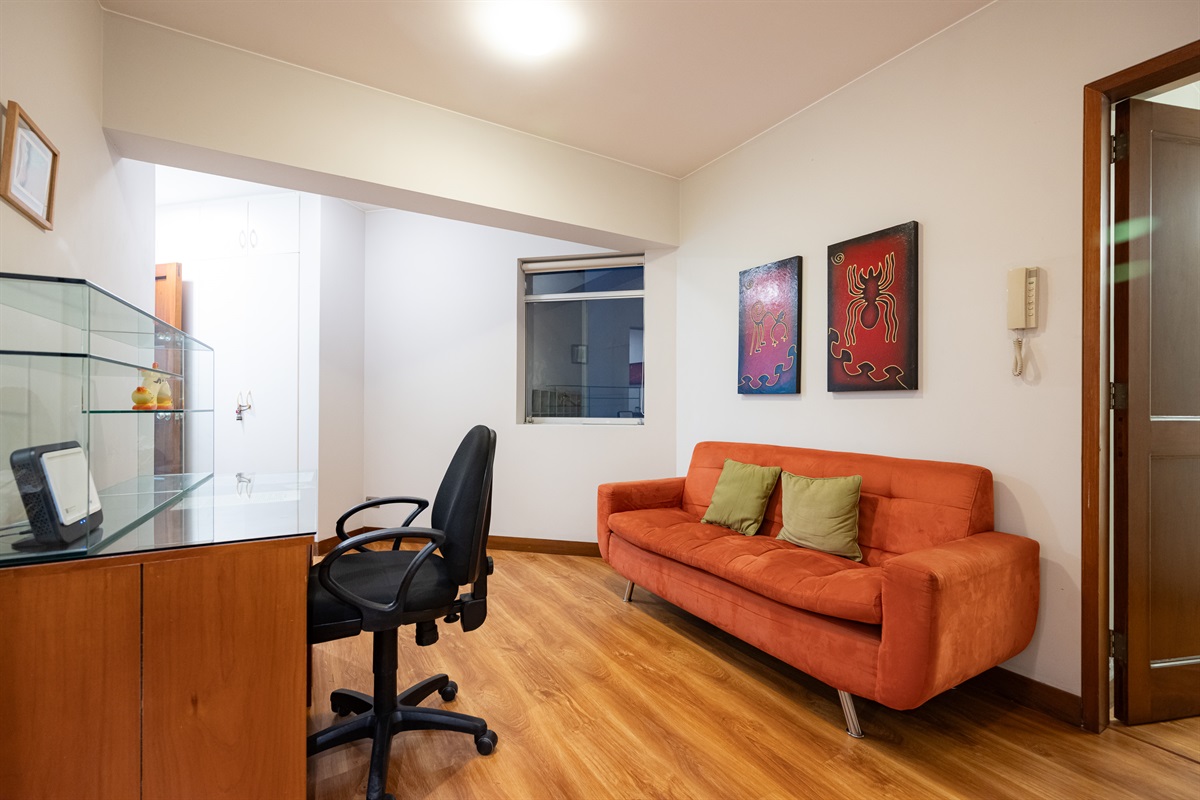 High-speed 500 Mbps fiber optic internet dedicated workspace — ideal for remote work.