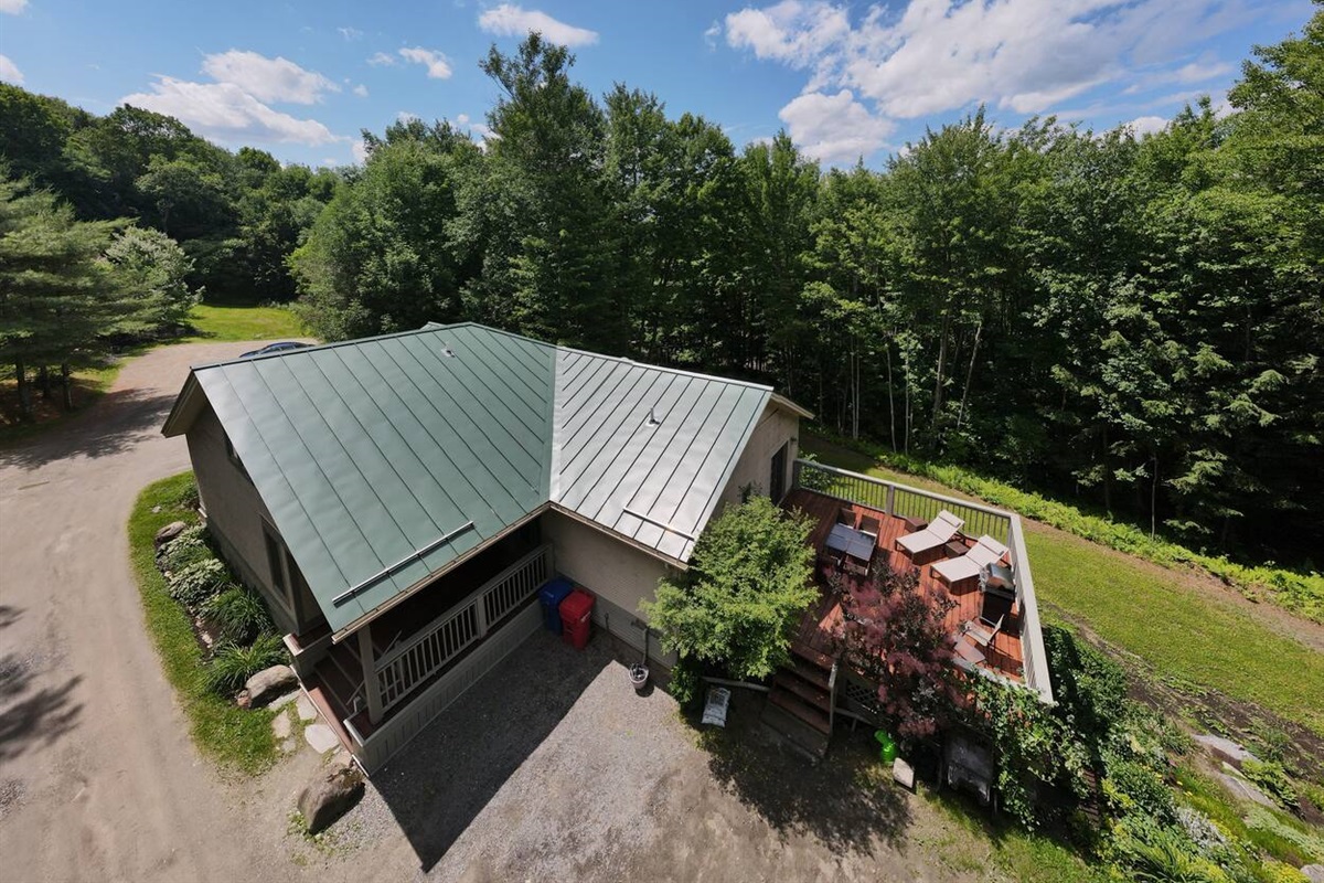 6 dedicated driveway spots. 3 for the top unit and 3 for the bottom unit.