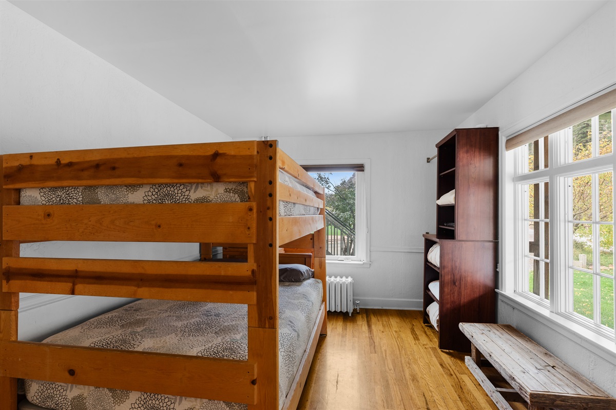 2nd bedroom- Full over Queen