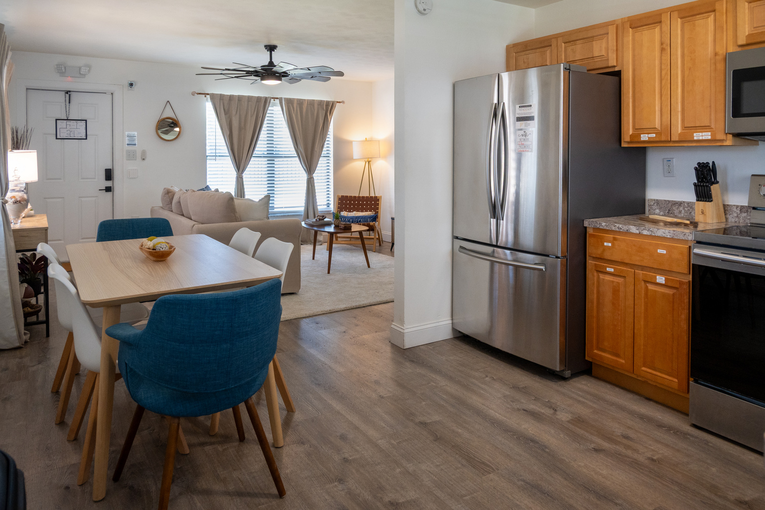 2BR – Dining for four between the kitchen and living room