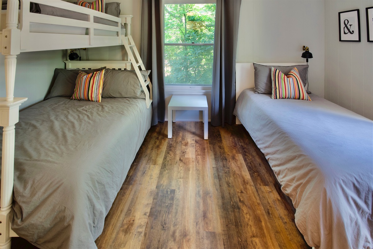 4c3f286ba17e4f35b3facee70fef8572 Large