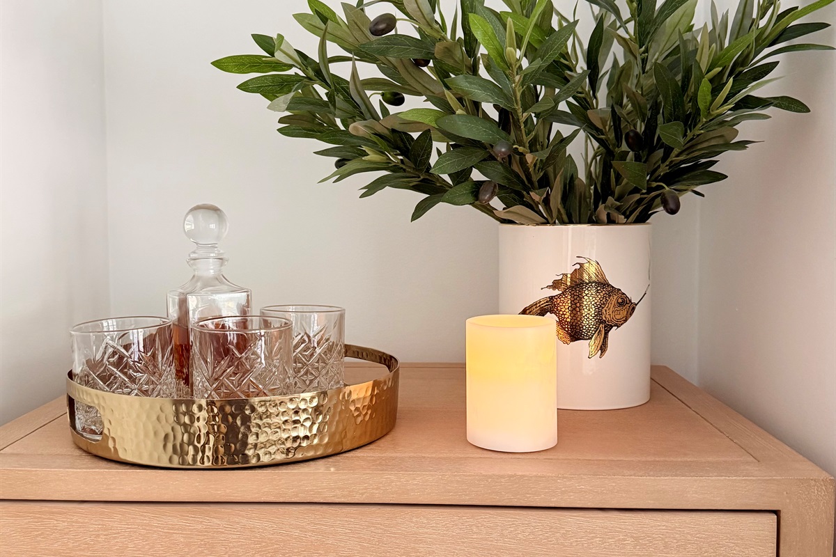 Bourbon w/Your Mates in the Groom's Room w/Queen Bed