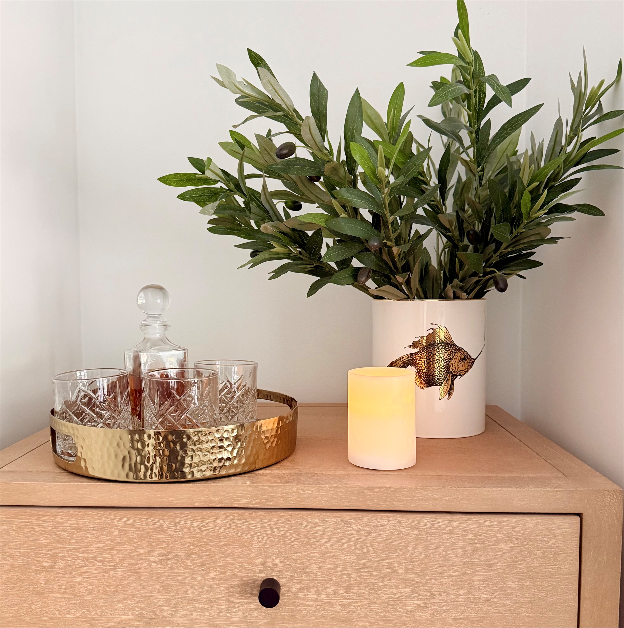 Bourbon w/Your Mates in the Groom's Room w/Queen Bed