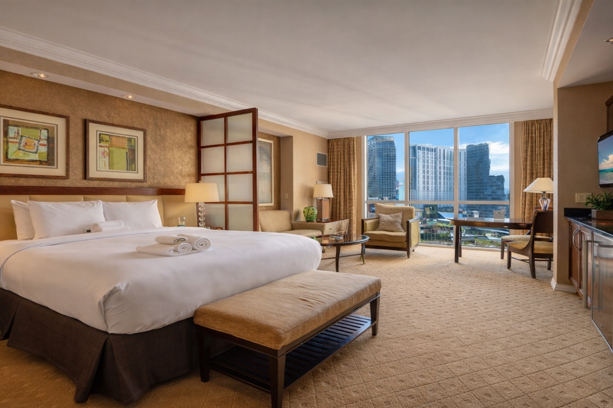 Sleep like royalty! Sink into a plush king-size bed and wake up to stunning Vegas views.