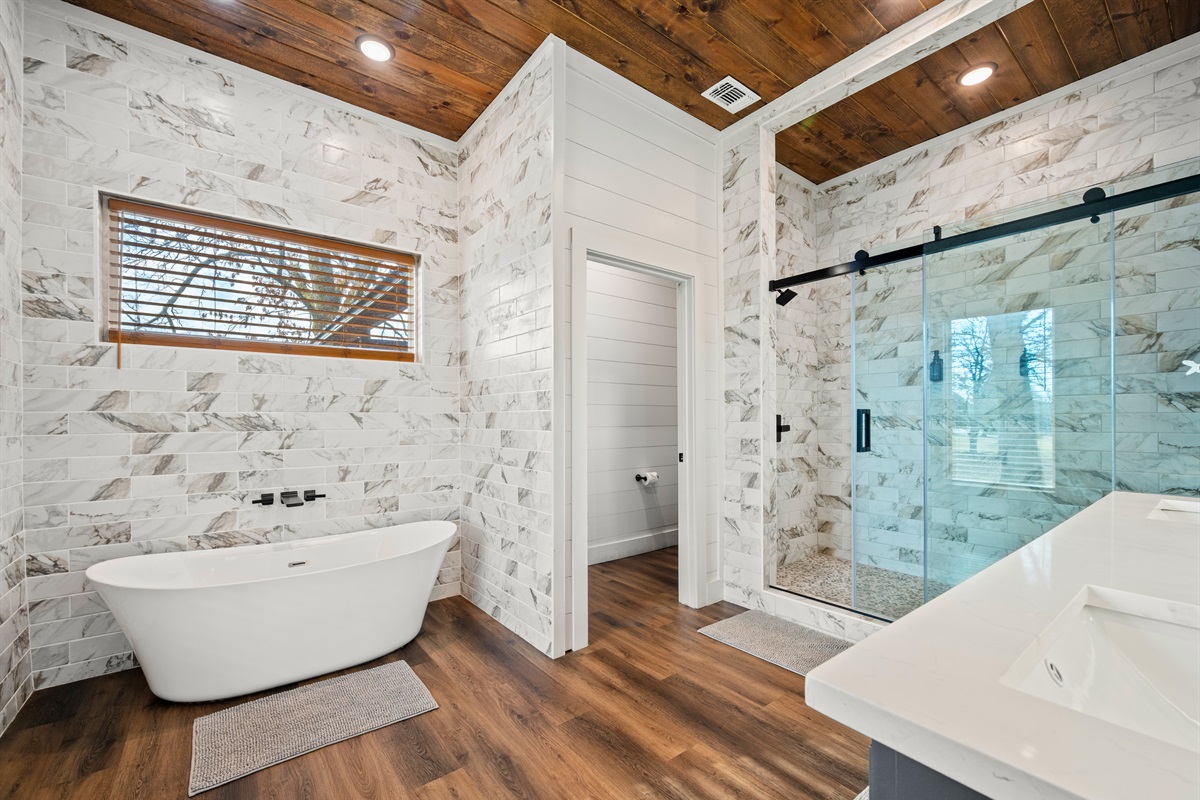 Having both a tub and a shower makes this bathroom extra convenient, whether you&rsquo;re rinsing off or enjoying a long soak.