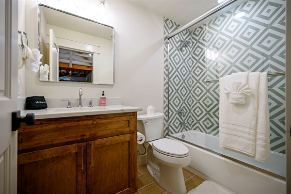 Fresh, bright, and full of personality—this bathroom brings a fun twist to cabin comfort. ✨🚿