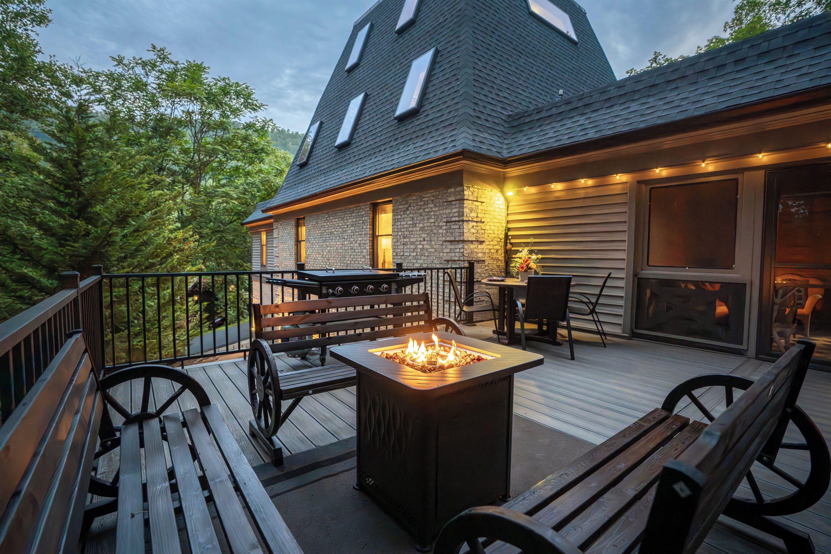 Deck with table seating for 10 and 4, plus firepit (propane provided)
