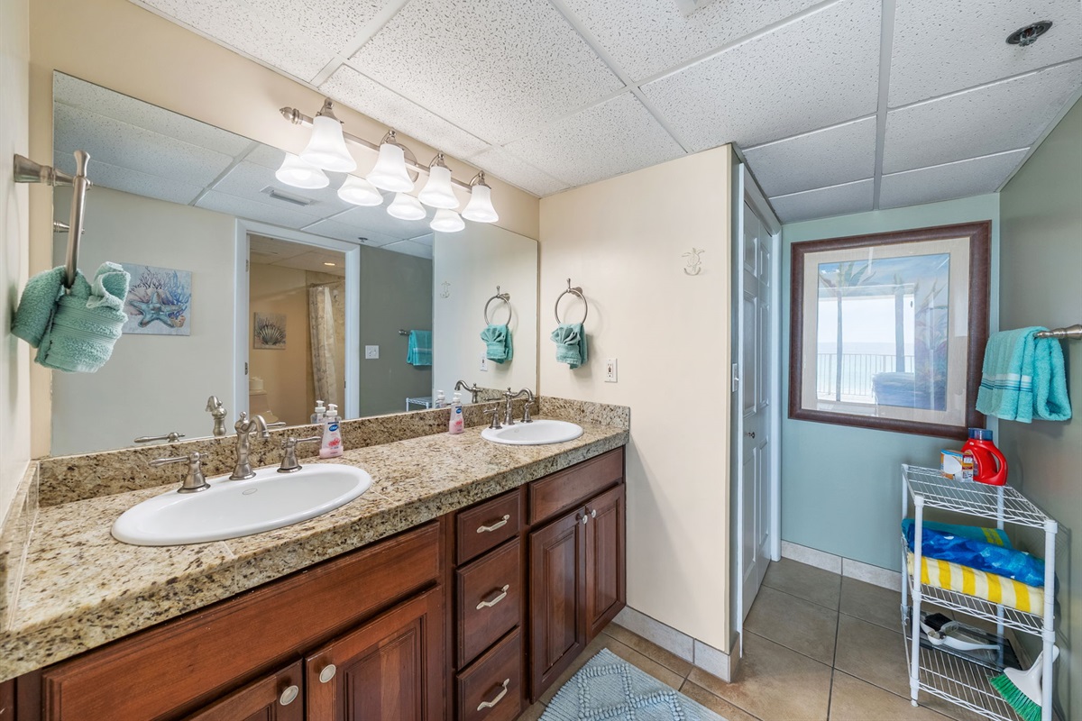 En suite bathroom with jack and jill sinks and walk-in shower