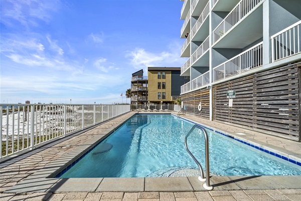 Outdoor pool (seasonally heated)