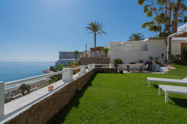 Step into paradise at Casa Folimanka! The garden offers a direct view of the sea and pristine beaches, creating a breathtaking backdrop for your stay. Immerse yourself in the beauty of Torremolinos right from your private retreat. #SeasideEscape