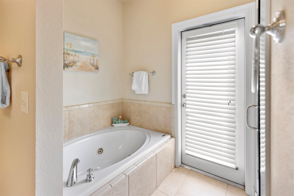 Master Bathroom (1st Floor)
