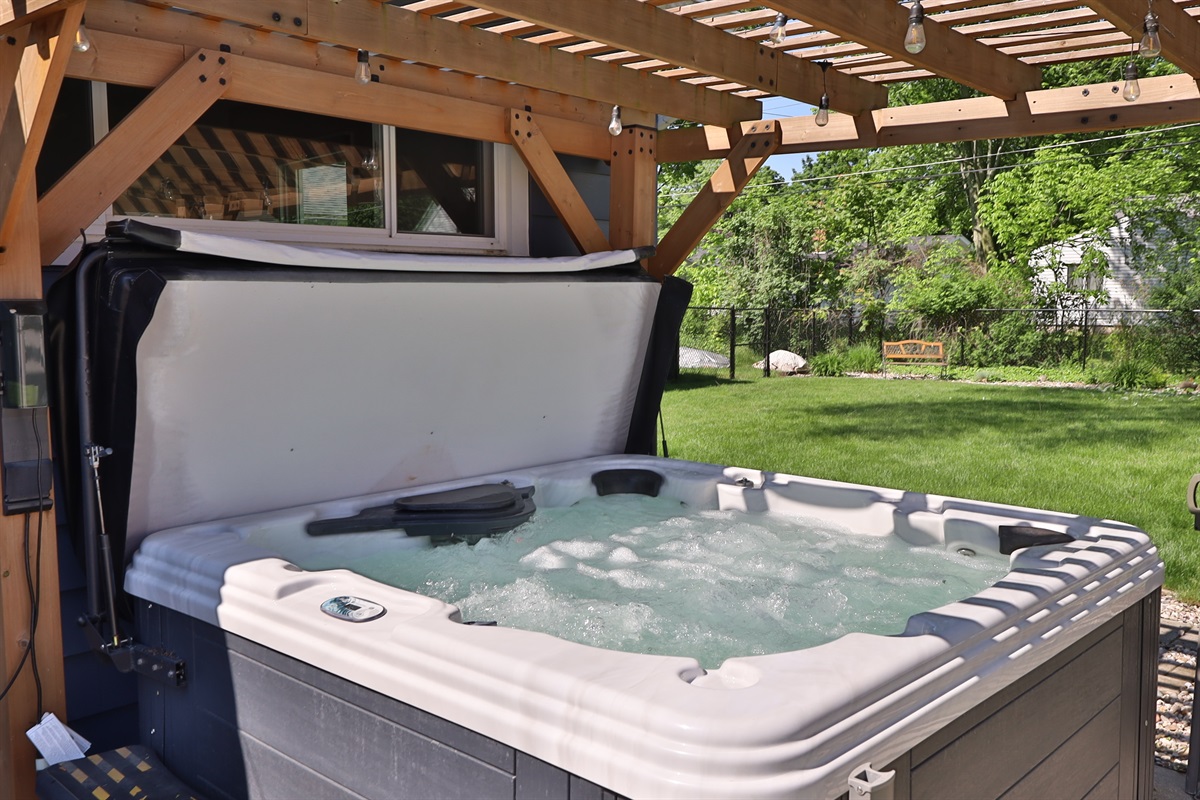 Hot tub, ask about how to lift cover