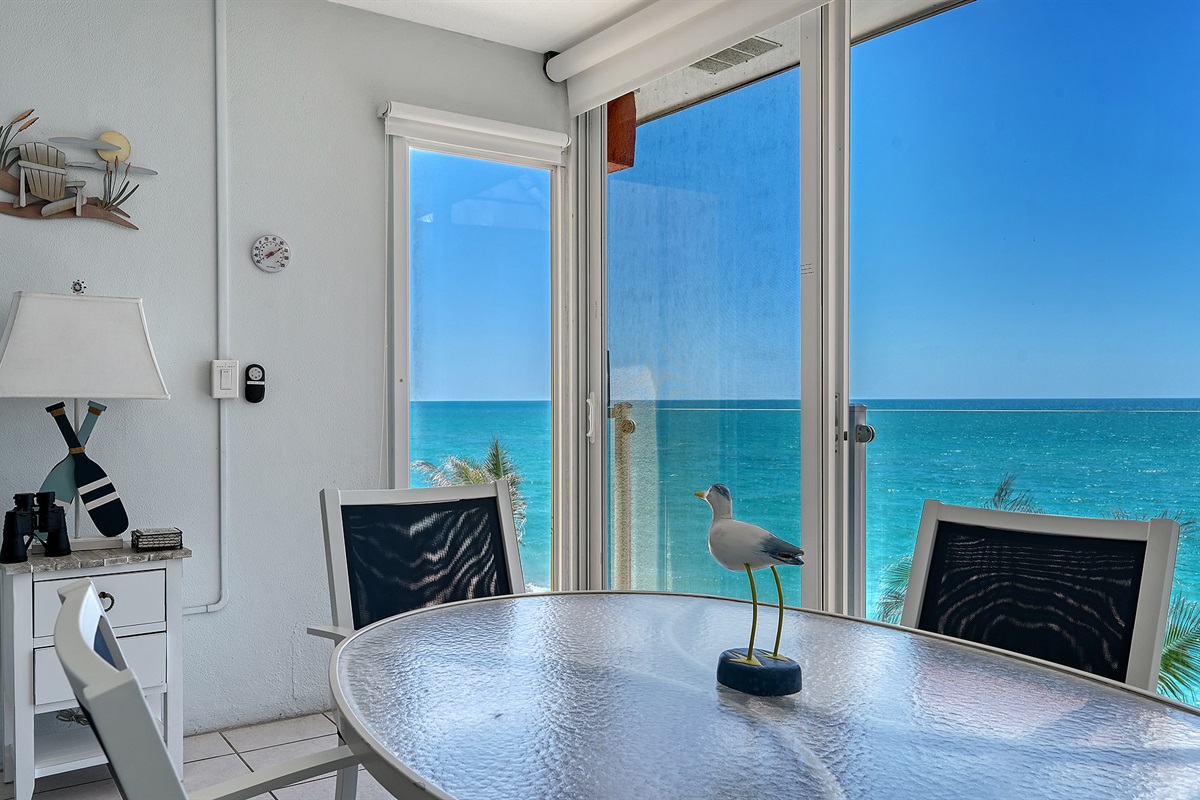 Coastal decor and comfort on the lanai 
