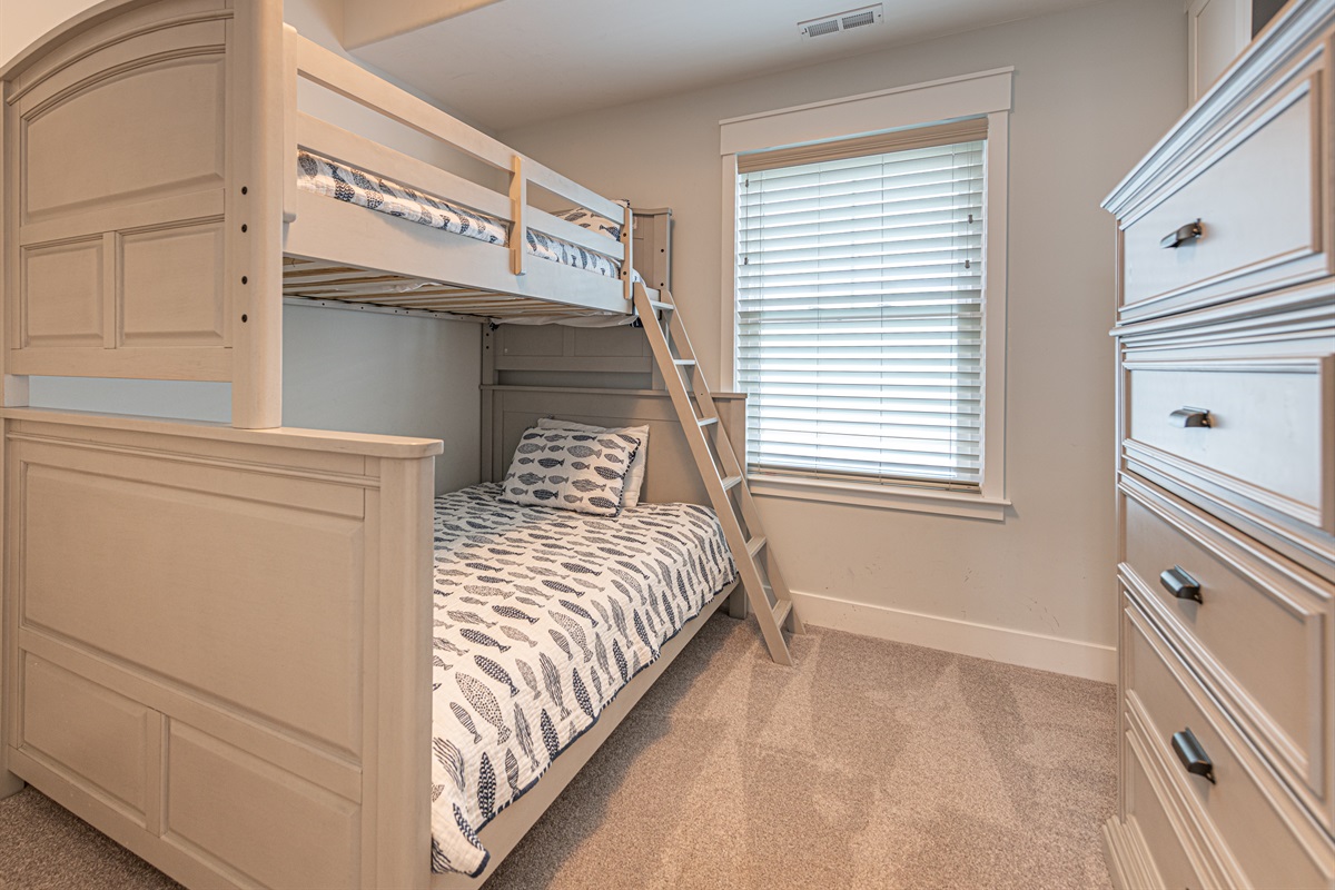 Bunk room twin/Full (sleeps 3)