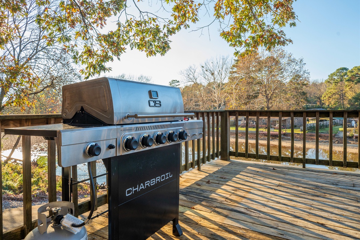 This gas grill is ready for anything from casual lunches to full family cookouts, giving you the perfect setup for summertime favorites.