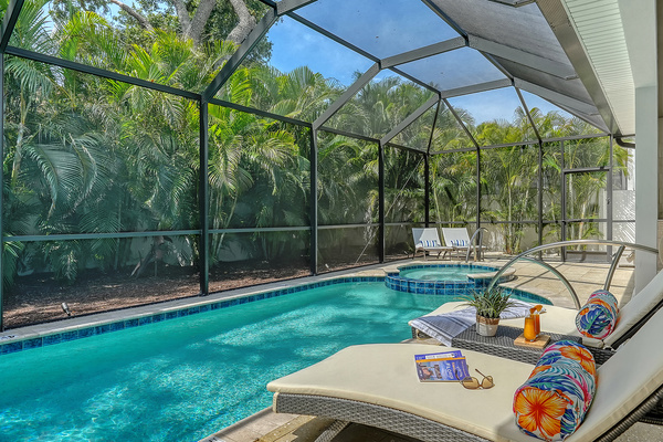 A truly private pool retreat surrounded by lush tropical palms, with a heated pool Oct–Apr, 104°F spa and cool-touch tile—just 3 miles to Siesta Key Beach.