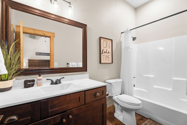 Bedroom #5 en-suite bathroom