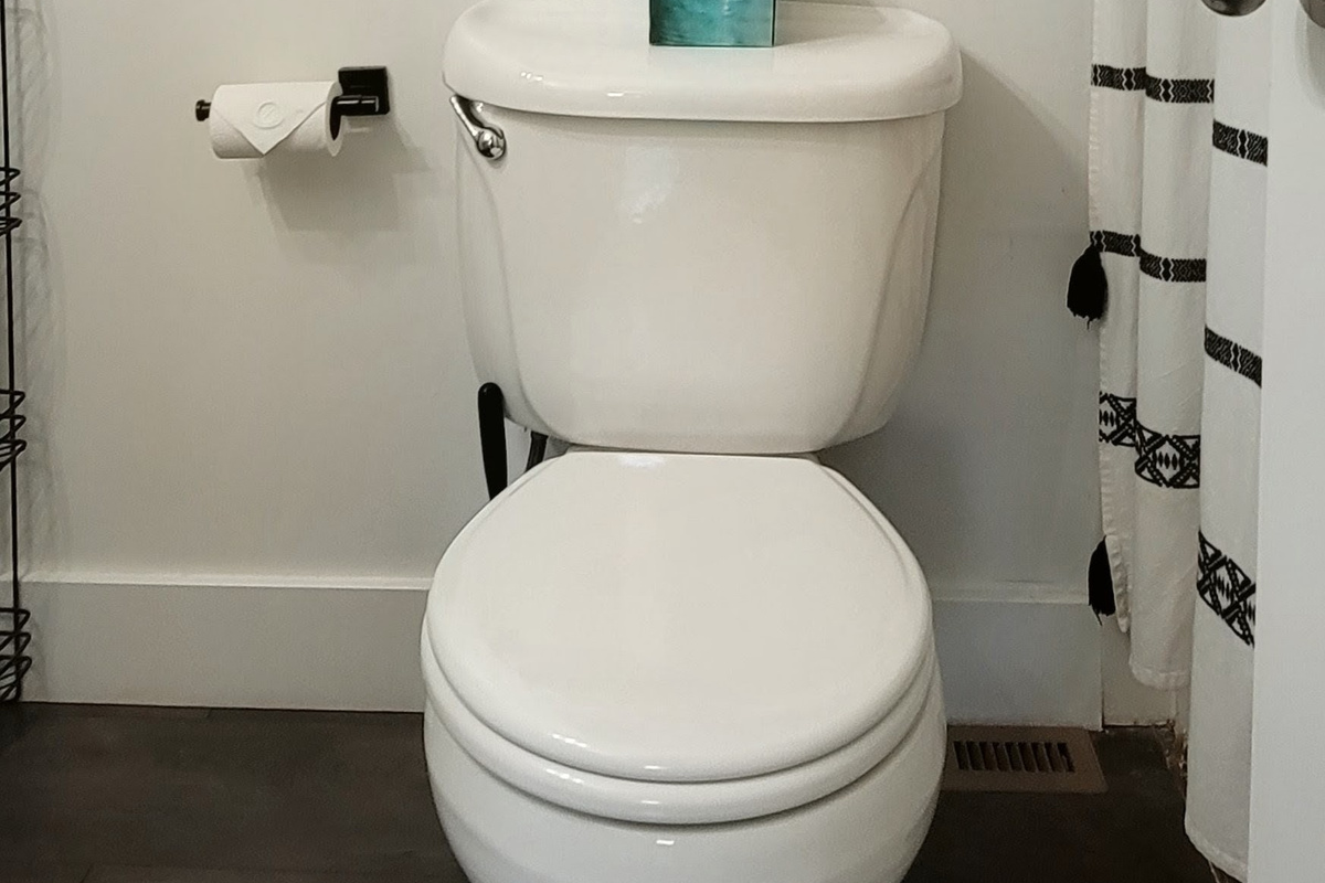 Main bathroom details