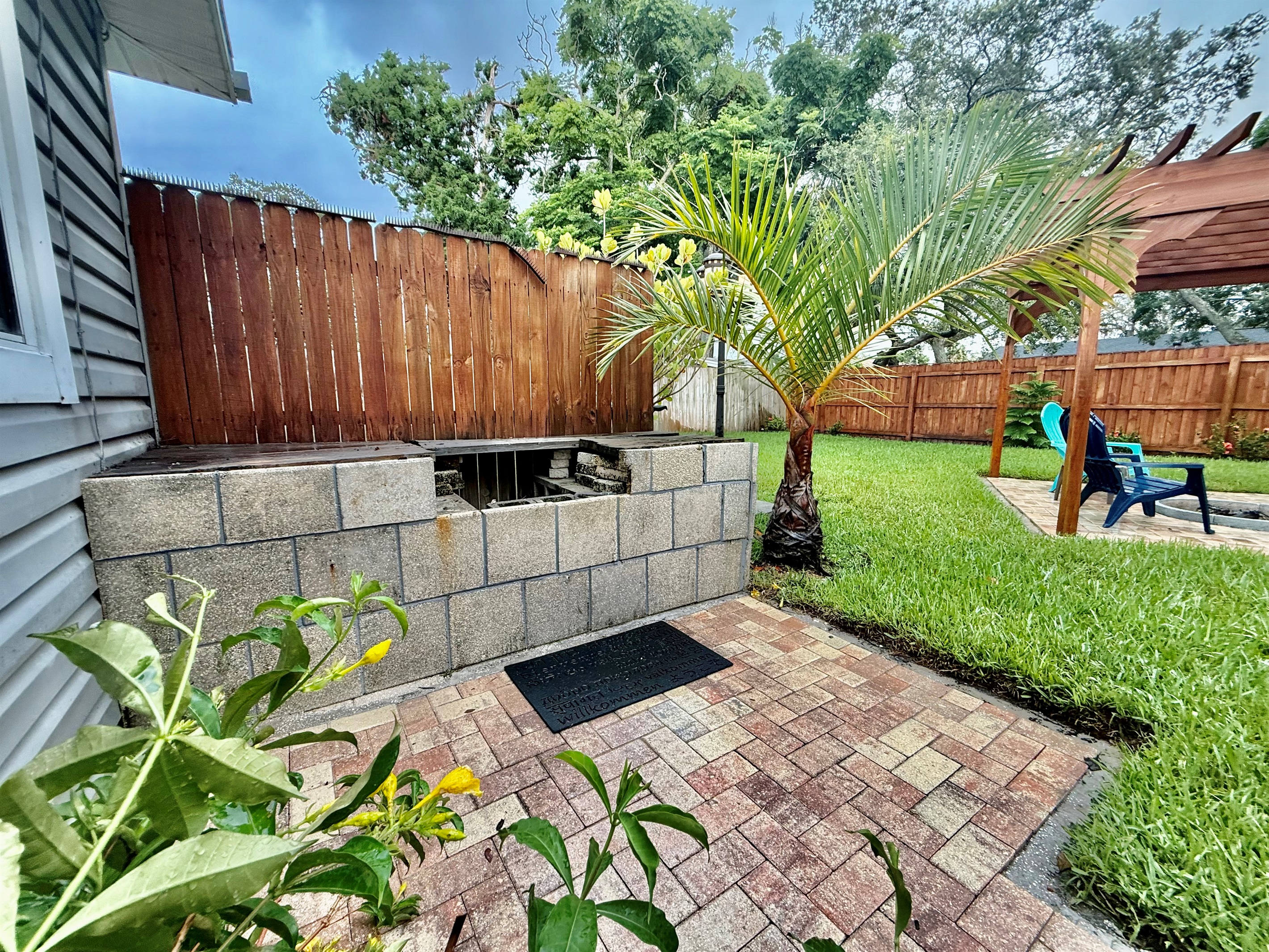 A perfect spot to prep meals while still being part of the outdoor fun—this BBQ nook is ideal for entertaining and sizzling up a feas