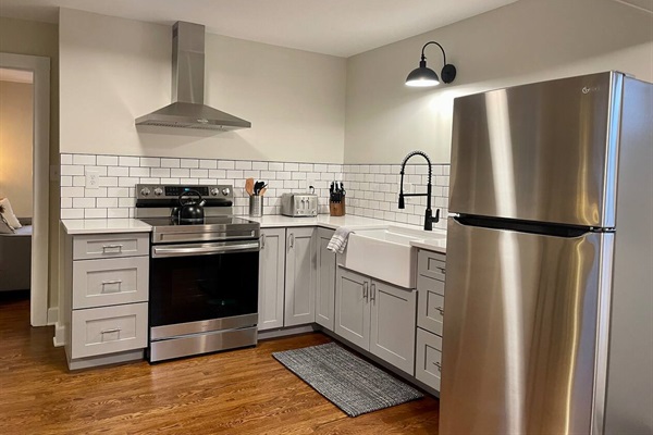 Kitchen (electric glass-top range and oven)