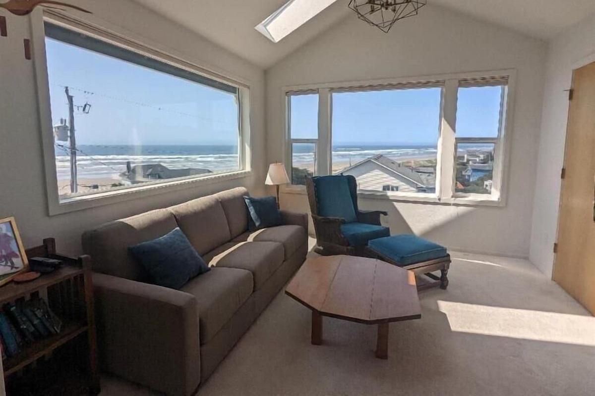 primary suite sitting area