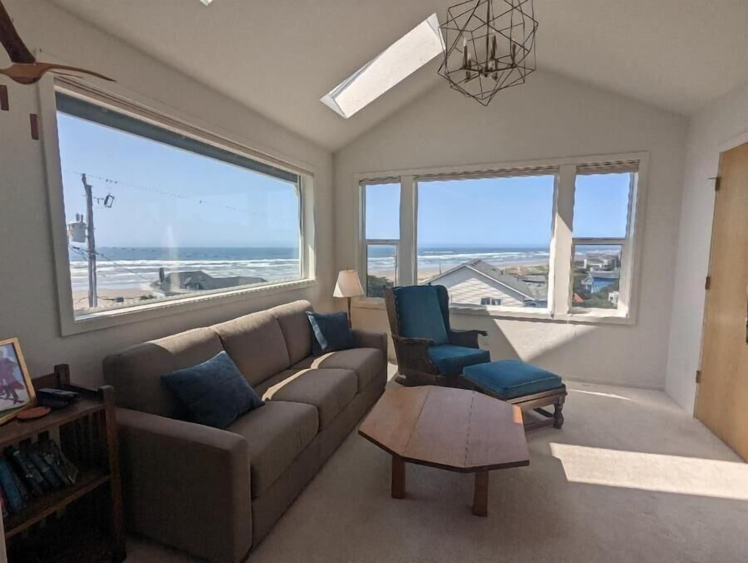 primary suite sitting area