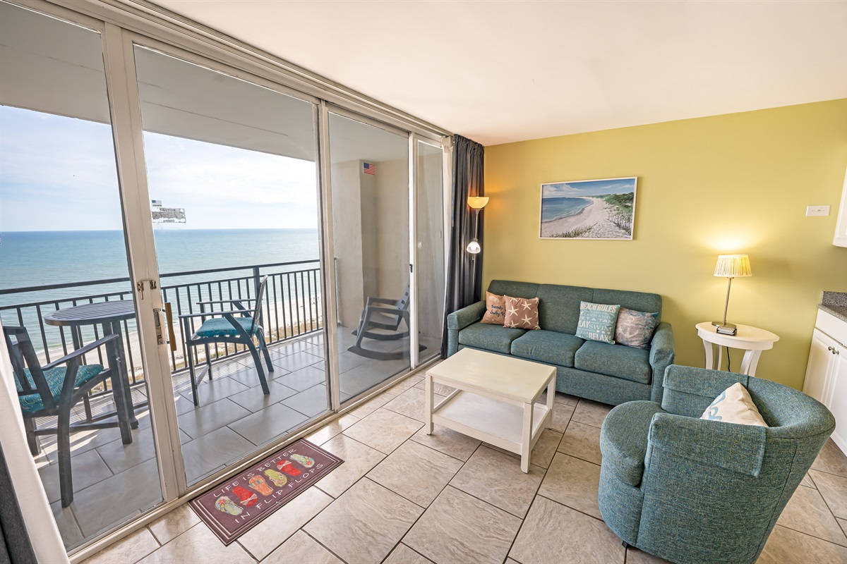 Living Room with Stunning Views🌊☀️
