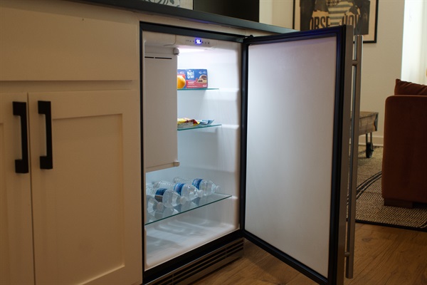 Mini fridge in the kitchenette, ideal for storing drinks, snacks, and simple groceries during your stay.