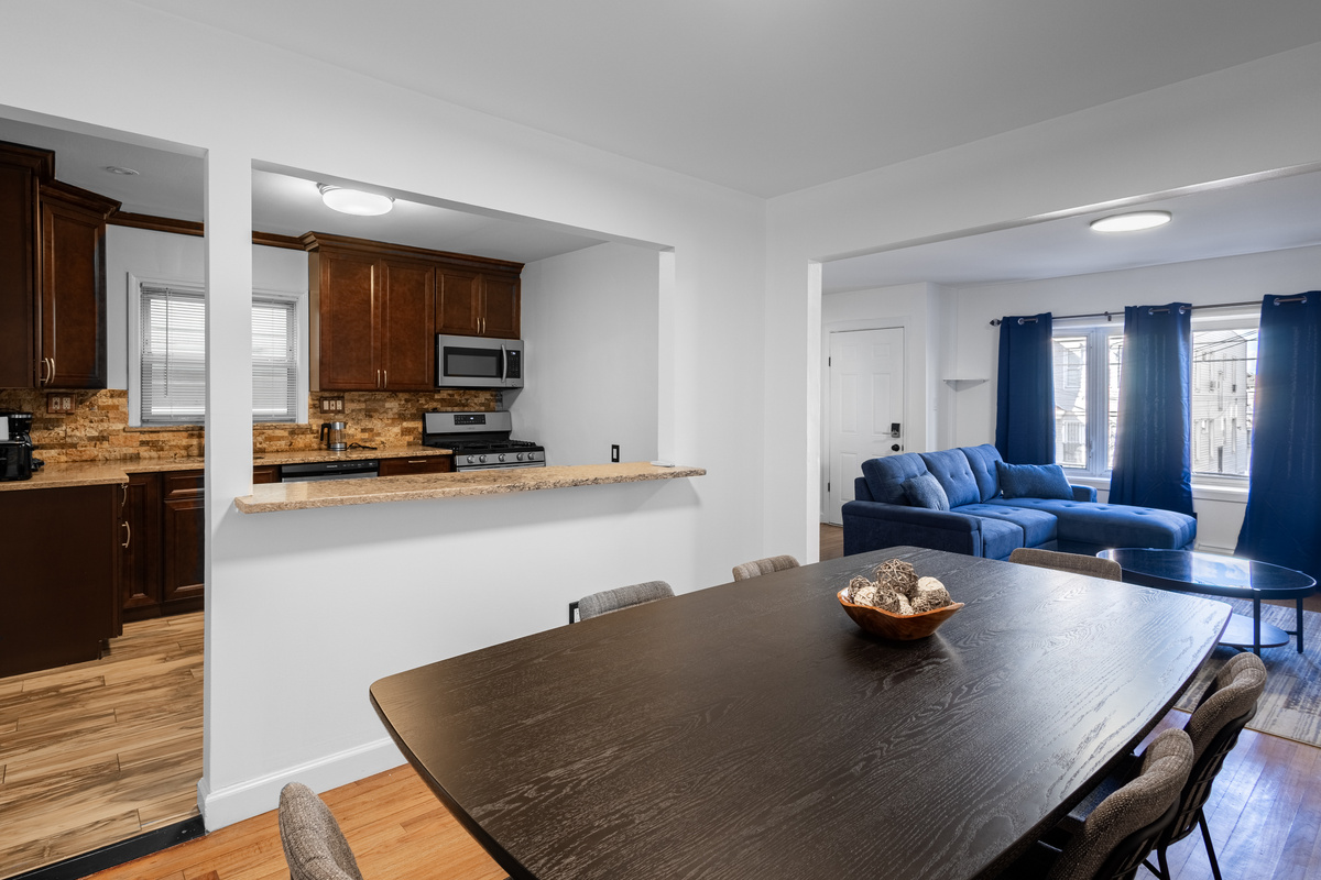 Dining Area with seating for 6