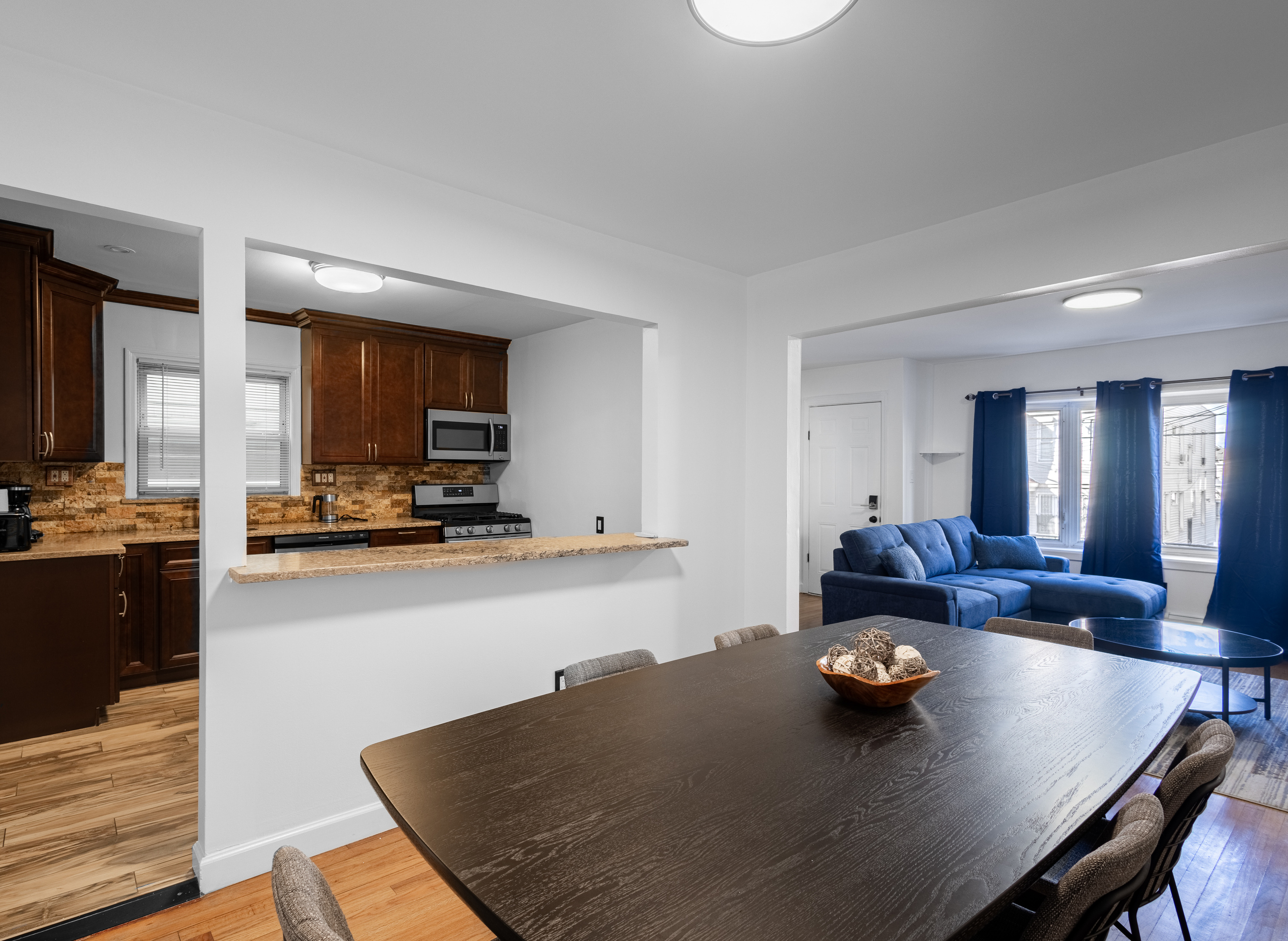 Dining Area with seating for 6