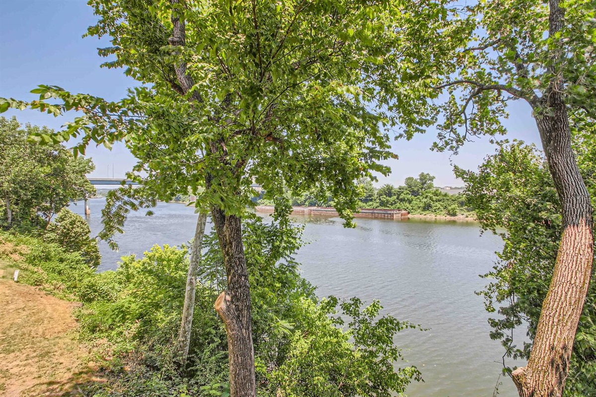 Beautiful Lake Cumberland Patio Views