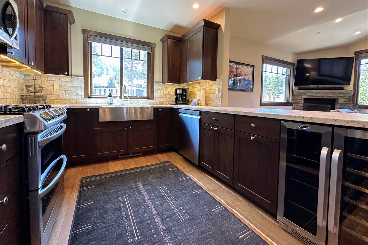 Whip up a feast in the fully loaded cook’s kitchen—double oven, oversized fridge/freezer, wine & beverage bar, and a dishwasher to handle the cleanup. Cheers to that!
