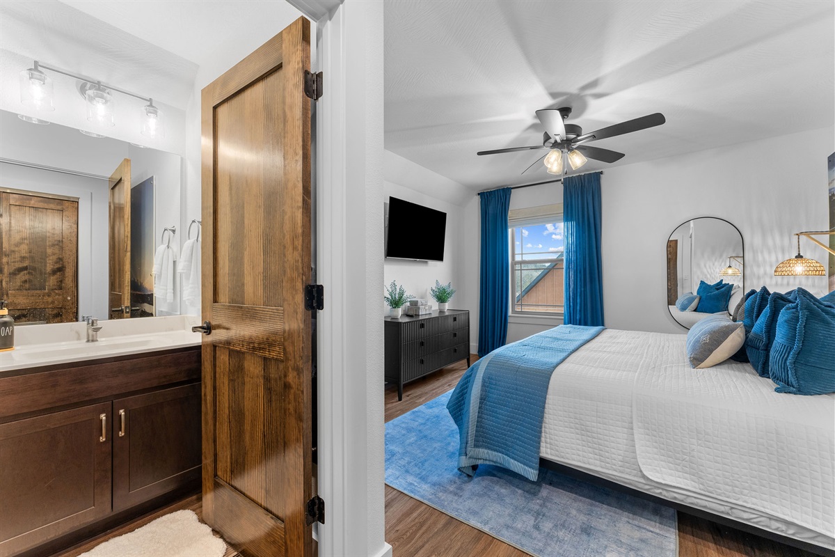 The Top of the Rock room upstairs has a smart TV and attached ensuite bathroom.