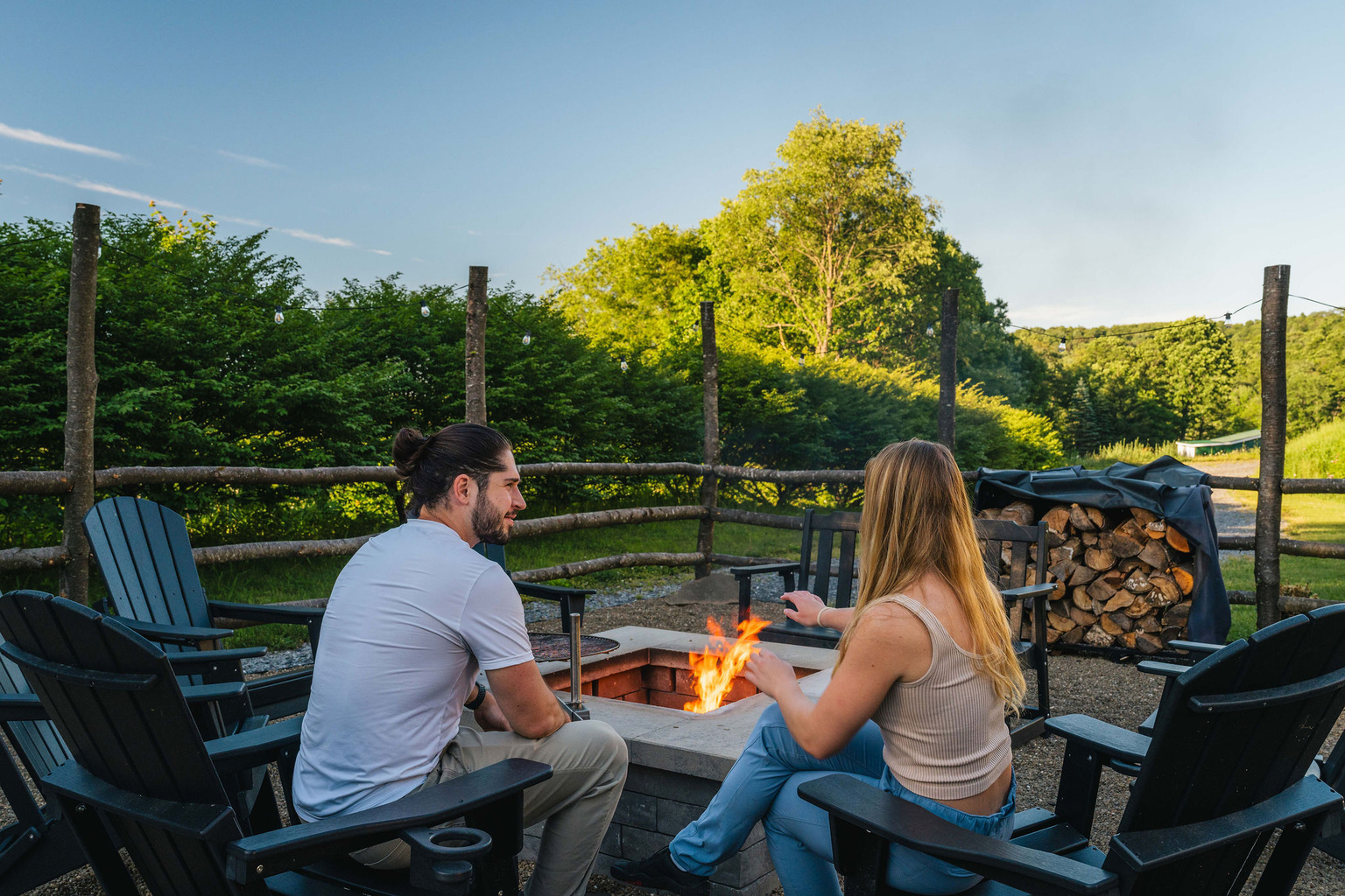 🔥 Sunset around the smokeless fire pit — drinks, stories, stars above.