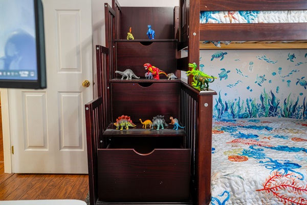 Bunk Bed, Drawers with Toys